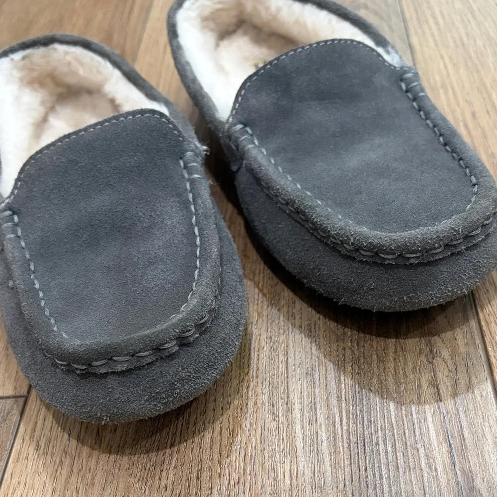 Dluxe by Dearfoams Gray Suede Slip-On Moccasins with Plush Lining kids size 5